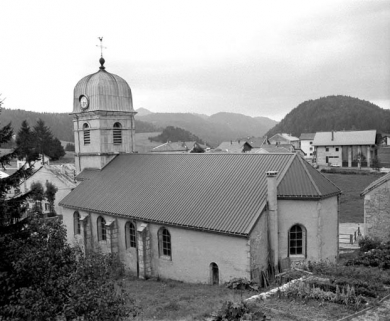 Extérieur : face sud et abside. © Région Bourgogne-Franche-Comté, Inventaire du patrimoine