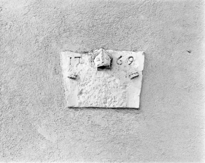 Mitre et date portées sur une pierre au-dessus de l'accès à l'oratoire. © Région Bourgogne-Franche-Comté, Inventaire du patrimoine