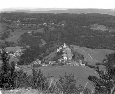 Le village des Bouchoux depuis la croix des Couloirs. © Région Bourgogne-Franche-Comté, Inventaire du patrimoine