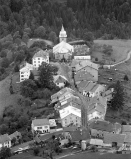 Vue rapprochée du village des Bouchoux depuis la Croix des Couloirs. © Région Bourgogne-Franche-Comté, Inventaire du patrimoine