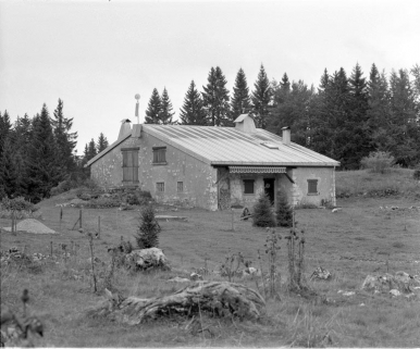 Façade antérieure et face gauche. © Région Bourgogne-Franche-Comté, Inventaire du patrimoine
