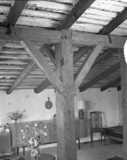 Détail de la charpente : assemblage d'un poteau avec la panne. Il manque une contre fiche dans le plan parallèle à la pente du toit. © Région Bourgogne-Franche-Comté, Inventaire du patrimoine