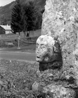 Tête sculptée sur la face postérieure de la croix, vue de profil. © Région Bourgogne-Franche-Comté, Inventaire du patrimoine