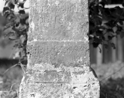 Date sur le socle de la croix. © Région Bourgogne-Franche-Comté, Inventaire du patrimoine