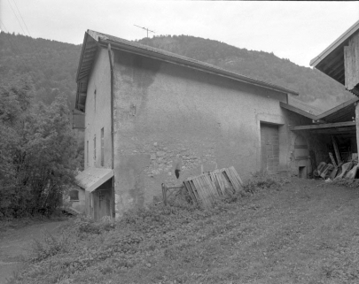 Mur gouttereau sur lequel se trouve l'accès à la grange. © Région Bourgogne-Franche-Comté, Inventaire du patrimoine