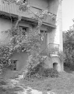 Façade antérieure, accès au logis de droite. © Région Bourgogne-Franche-Comté, Inventaire du patrimoine Façade antérieure, accès au logis de droite. © Région Bourgogne-Franche-Comté, Inventaire du patrimoine
