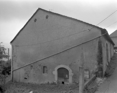 Face droite avec accès à l'étable. © Région Bourgogne-Franche-Comté, Inventaire du patrimoine Face droite avec accès à l'étable. © Région Bourgogne-Franche-Comté, Inventaire du patrimoine