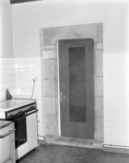 Intérieur de la cuisine, porte donnant accès à l'étable. © Région Bourgogne-Franche-Comté, Inventaire du patrimoine Intérieur de la cuisine, porte donnant accès à l'étable. © Région Bourgogne-Franche-Comté, Inventaire du patrimoine