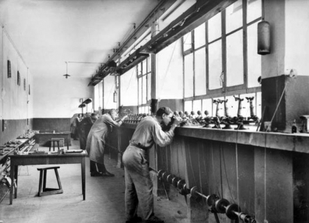 Intérieur d'un atelier de sciage, milieu 20e siècle. © Région Bourgogne-Franche-Comté, Inventaire du patrimoine