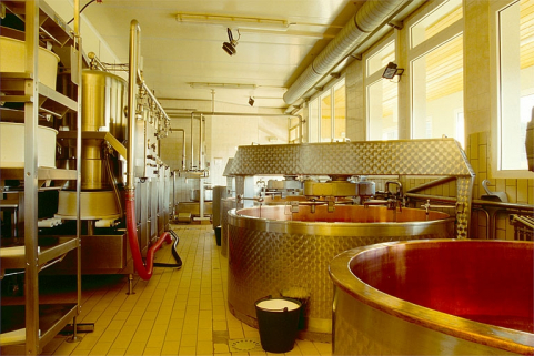 Intérieur de l'atelier de fabrication du comté.Cuves à droite, soutirage sous vide à gauche. © Région Bourgogne-Franche-Comté, Inventaire du patrimoine