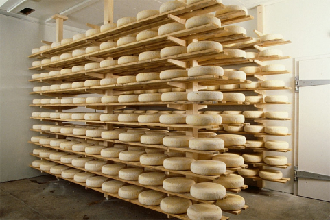 Intérieur d'une cave d'affinage. © Région Bourgogne-Franche-Comté, Inventaire du patrimoine