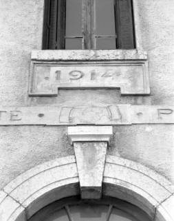 Façade antérieure : date et symbole sur l'avant-corps central. © Région Bourgogne-Franche-Comté, Inventaire du patrimoine
