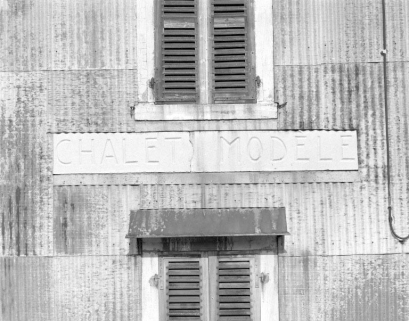 Inscription «CHALET MODELE» sur la façade antérieure. © Région Bourgogne-Franche-Comté, Inventaire du patrimoine