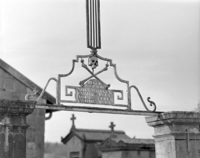 L'inscription au dessus du portail droit du cimetière. © Région Bourgogne-Franche-Comté, Inventaire du patrimoine L'inscription au dessus du portail droit du cimetière. © Région Bourgogne-Franche-Comté, Inventaire du patrimoine