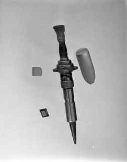 Bâton mécanique, étui diviseur et pierres synthétiques. © Région Bourgogne-Franche-Comté, Inventaire du patrimoine