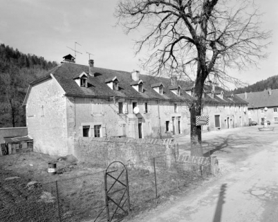Logement d'ouvriers côté cour, vu de trois quarts gauche. © Région Bourgogne-Franche-Comté, Inventaire du patrimoine
