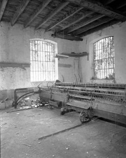 Chariot du module de gauche. Au premier plan, rail de guidage du chariot. Le volet ouvert laisse apparaître le système d'entrainement des broches. © Région Bourgogne-Franche-Comté, Inventaire du patrimoine