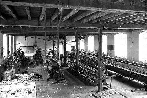 De gauche à droite, machines Ryo-Catteau (moulineuse et assembleuse étudiées, moulineuse non étudiée) et machine Fouvez (moulineuse non étudiée). Tout à droite, renvideur Asa Lees. © Région Bourgogne-Franche-Comté, Inventaire du patrimoine