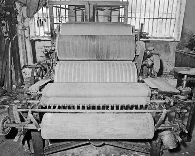 Face arrière.Rouleau en bois, guide-fils, manchons frotteurs, cylindre volant et cylindres travailleurs. © Région Bourgogne-Franche-Comté, Inventaire du patrimoine