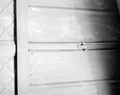 Système d'agrafage d'un panneau métallique (façade latérale droite). © Région Bourgogne-Franche-Comté, Inventaire du patrimoine