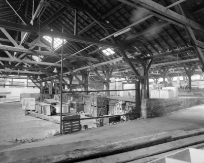 Ateliers de fabrication (J) : intérieur du parc à tôles (J2).Rampe d'accés au premier plan, atelier des presses dans le vaisseau (J3) à droite. © Région Bourgogne-Franche-Comté, Inventaire du patrimoine