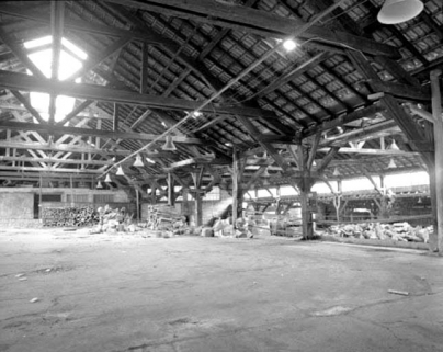 Ateliers de fabrication (J) : intérieur de l'atelier de soudure (J4).Rampe d'accés au fond, atelier des presses dans le vaisseau (J3) à droite. © Région Bourgogne-Franche-Comté, Inventaire du patrimoine