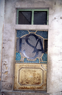 Cour couverte et atelier des presses (B) : porte d'accés à l'ancien hôtel de voyageurs (A). © Région Bourgogne-Franche-Comté, Inventaire du patrimoine
