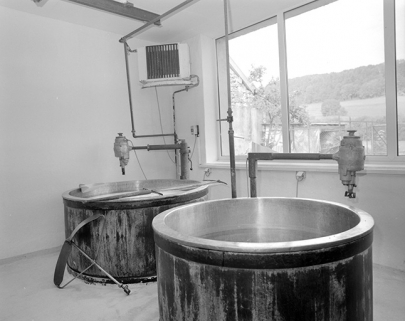 Chaudières, avec brassoir mécanique et tranche-caillé manuel. © Région Bourgogne-Franche-Comté, Inventaire du patrimoine