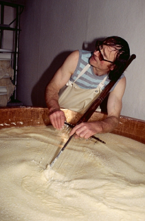Décaillage au tranche-caillé manuel. © Région Bourgogne-Franche-Comté, Inventaire du patrimoine