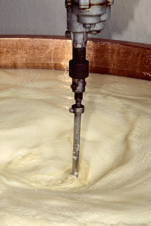 Brassage du caillé. © Région Bourgogne-Franche-Comté, Inventaire du patrimoine