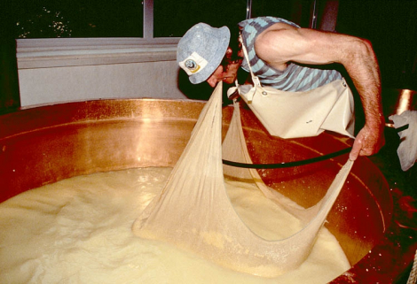Tirage à la toile : le fromager enlève la baguette. © Région Bourgogne-Franche-Comté, Inventaire du patrimoine