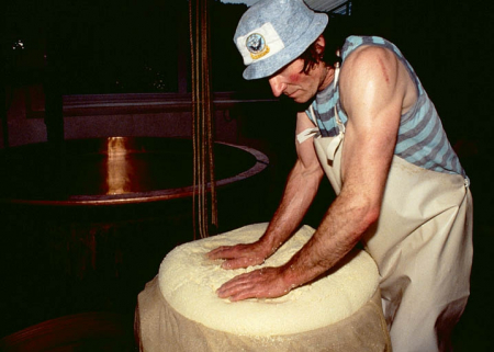 Tirage à la toile : le caillé est pressé à la main. © Région Bourgogne-Franche-Comté, Inventaire du patrimoine