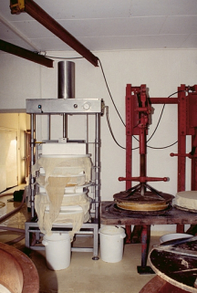 Presse pneumatique et presses à vis. © Région Bourgogne-Franche-Comté, Inventaire du patrimoine