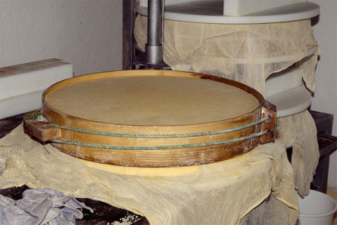 Fromage dans son moule, après pressage. © Région Bourgogne-Franche-Comté, Inventaire du patrimoine