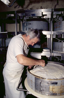 Insertion de la plaque de caséine. La plaque de caséine verte identifie la fromagerie d'origine du comté et mentionne sa date de fabrication. © Région Bourgogne-Franche-Comté, Inventaire du patrimoine