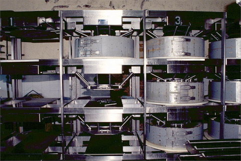 Moules dans la presse hydraulique. © Région Bourgogne-Franche-Comté, Inventaire du patrimoine