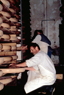 Salage et retournement manuel des meules de comté. © Région Bourgogne-Franche-Comté, Inventaire du patrimoine Salage et retournement manuel des meules de comté. © Région Bourgogne-Franche-Comté, Inventaire du patrimoine