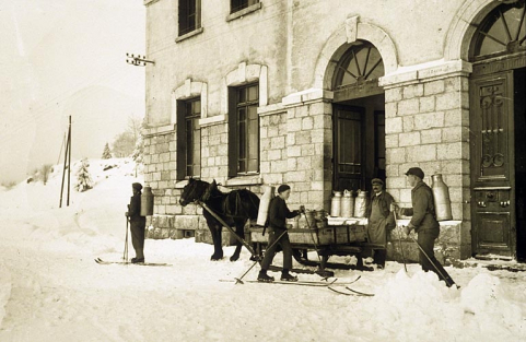 Arrivée du lait à la fromagerie, l'hiver. © Région Bourgogne-Franche-Comté, Inventaire du patrimoine