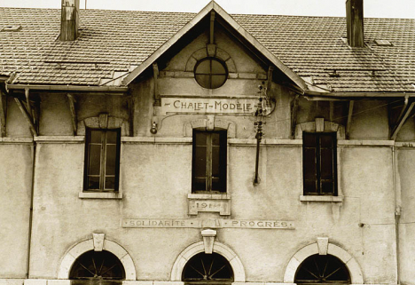 Façade antérieure : partie haute de l'avant-corps central. © Région Bourgogne-Franche-Comté, Inventaire du patrimoine