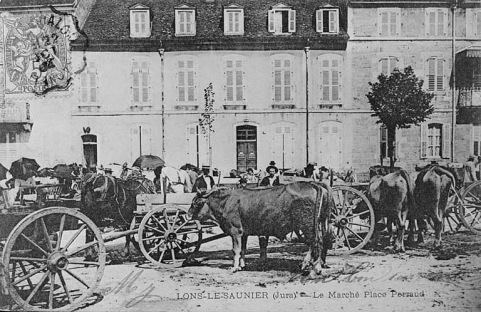 Lons-le-Saunier (Jura) - Le Marché Place Perraud. © Région Bourgogne-Franche-Comté, Inventaire du patrimoine