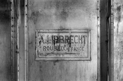 Plaque du constructeur. © Région Bourgogne-Franche-Comté, Inventaire du patrimoine