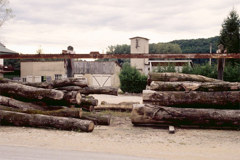 Aire des matières premières.En arrière plan, de gauche à droite : atelier de réparation, remise à automobile, transformateur et ancien bureau. © Région Bourgogne-Franche-Comté, Inventaire du patrimoine
