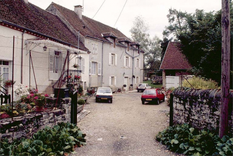 Façade antérieure de trois quarts gauche. © Région Bourgogne-Franche-Comté, Inventaire du patrimoine
