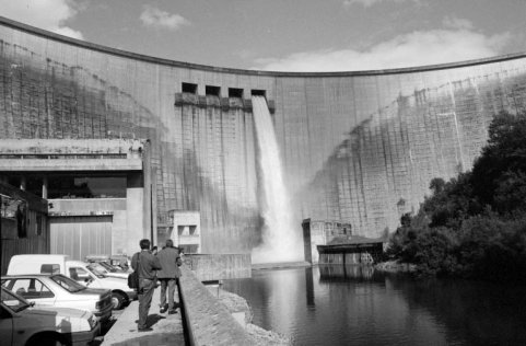 Evacuateur de crue ouvert. Essai des évacuateurs de crue le 15 septembre 1995. © Région Bourgogne-Franche-Comté, Inventaire du patrimoine Evacuateur de crue ouvert. Essai des évacuateurs de crue le 15 septembre 1995. © Région Bourgogne-Franche-Comté, Inventaire du patrimoine