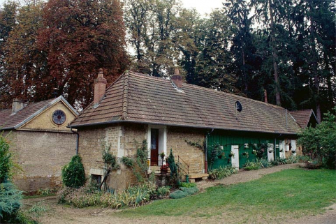 Logement d'ouvriers (M). Au second plan, à gauche : pignon de l'atelier de fabrication portant le cadran d'horloge de l'usine. © Région Bourgogne-Franche-Comté, Inventaire du patrimoine