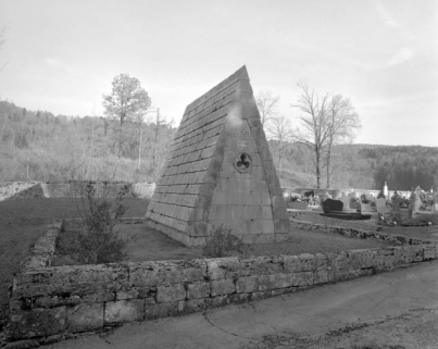 Tombeau d'Emmanuel Jobez : façade postérieure. © Région Bourgogne-Franche-Comté, Inventaire du patrimoine Tombeau d'Emmanuel Jobez : façade postérieure. © Région Bourgogne-Franche-Comté, Inventaire du patrimoine