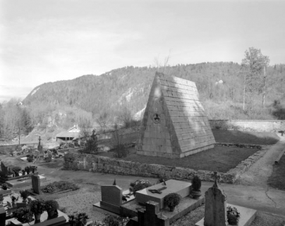 Tombeau d'Emmanuel Jobez dans le cimetière de Syam : vue d'ensemble éloignée. © Région Bourgogne-Franche-Comté, Inventaire du patrimoine Tombeau d'Emmanuel Jobez dans le cimetière de Syam : vue d'ensemble éloignée. © Région Bourgogne-Franche-Comté, Inventaire du patrimoine
