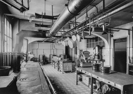 photographie cuisine cuisinière table marmite plat balance école professionnelle intérieur © Région Bourgogne-Franche-Comté, Inventaire du patrimoine  photographie cuisine cuisinière table marmite plat balance école professionnelle intérieur © Région Bourgogne-Franche-Comté, Inventaire du patrimoine