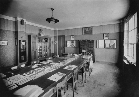 photographie école professionnelle table pendule sculpture buste intérieur © Région Bourgogne-Franche-Comté, Inventaire du patrimoine  photographie école professionnelle table pendule sculpture buste intérieur © Région Bourgogne-Franche-Comté, Inventaire du patrimoine