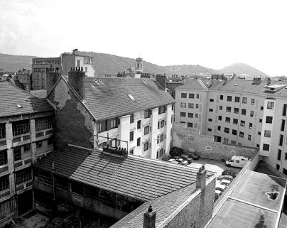 Façade postérieure et cour : de trois quarts gauche. © Région Bourgogne-Franche-Comté, Inventaire du patrimoine